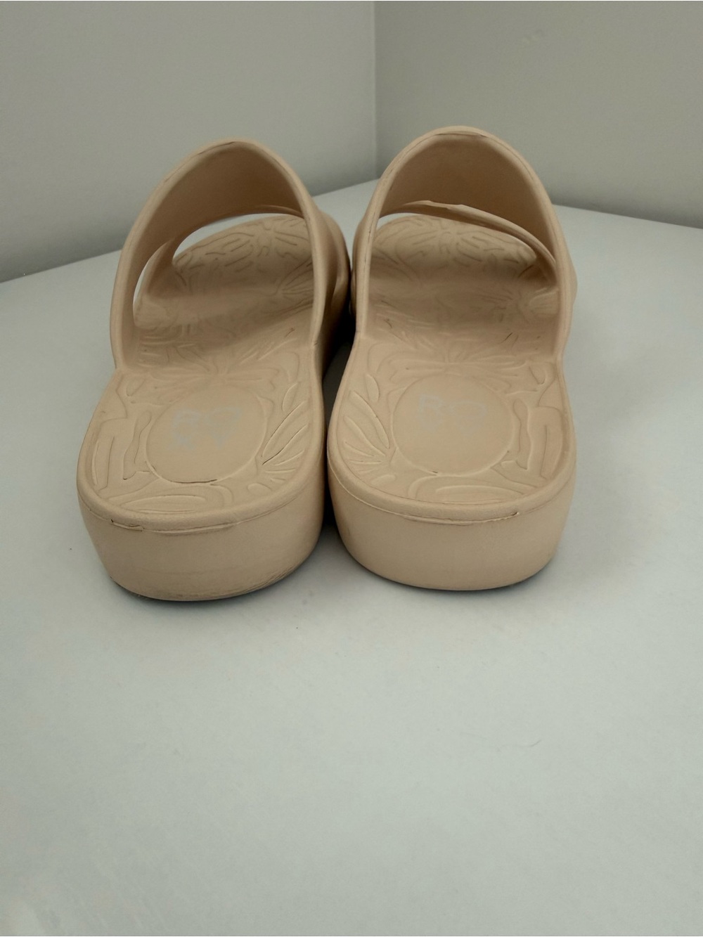 Roxy Slides - Picture 3 of 7